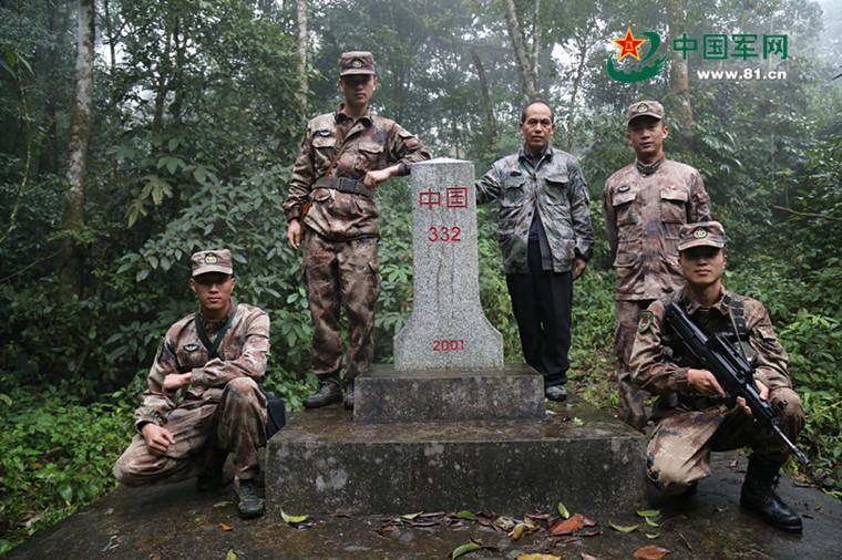 战斗英雄67岁邓富才跟着边境作战部队官兵一起冲锋陷阵 巡逻