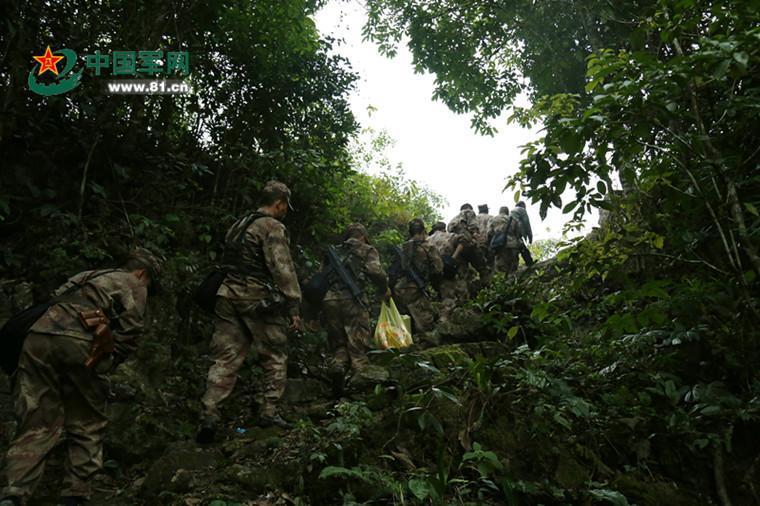 战斗英雄67岁邓富才跟着边境作战部队官兵一起冲锋陷阵 巡逻