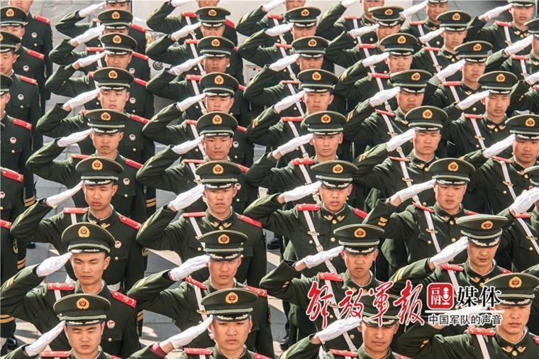 出征！武警北京总队八支队 武警官兵奔赴两会执勤一线