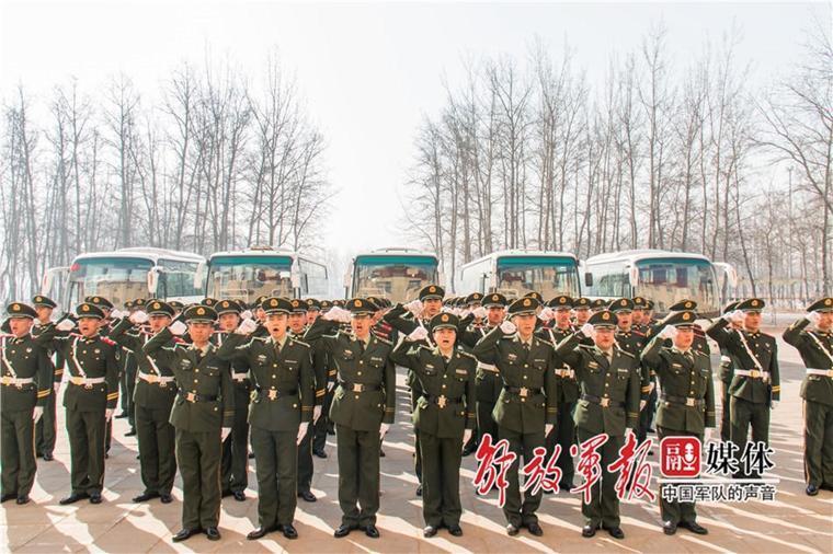 出征！武警北京总队八支队 武警官兵奔赴两会执勤一线