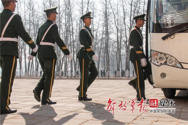 出征！武警北京总队八支队 武警官兵奔赴两会执勤一线