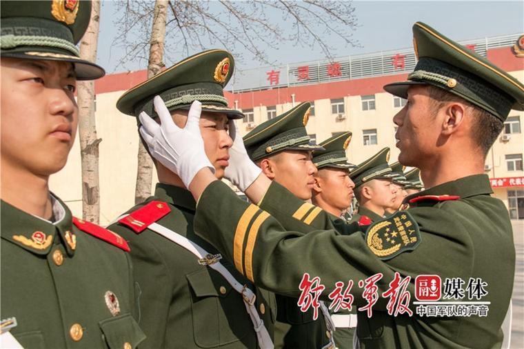 出征！武警北京总队八支队 武警官兵奔赴两会执勤一线
