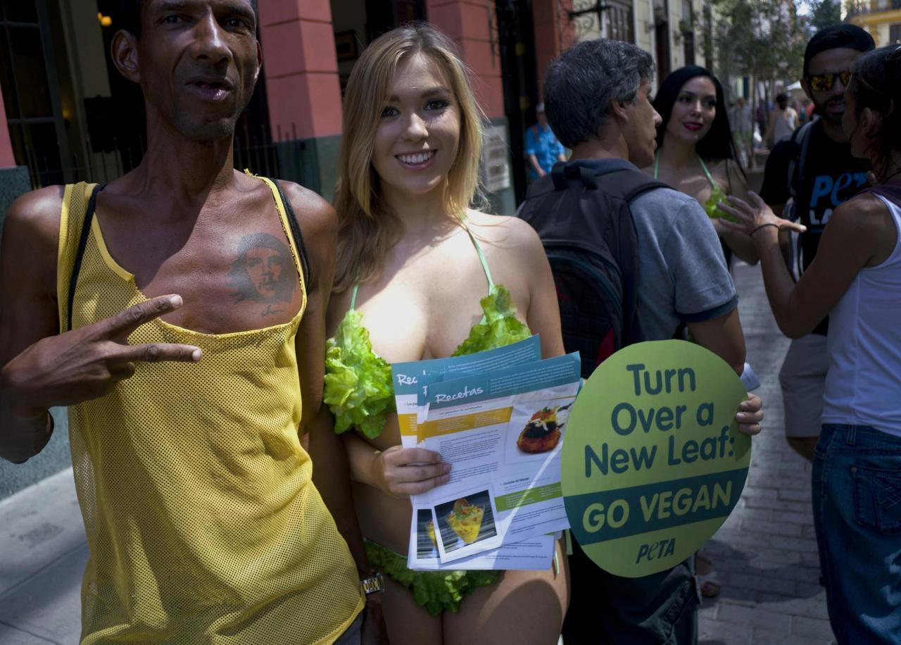 古巴哈瓦那 美女穿“生菜”比基尼 倡导素食主义要求保护动物