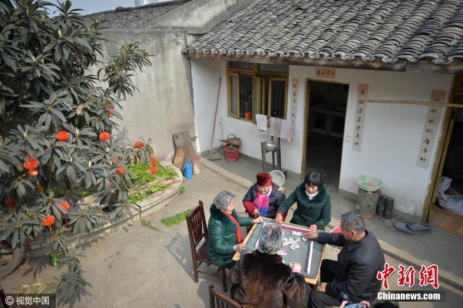 四川彭山老寿星105岁老人全家共96口人 家人携手一起理发求福运