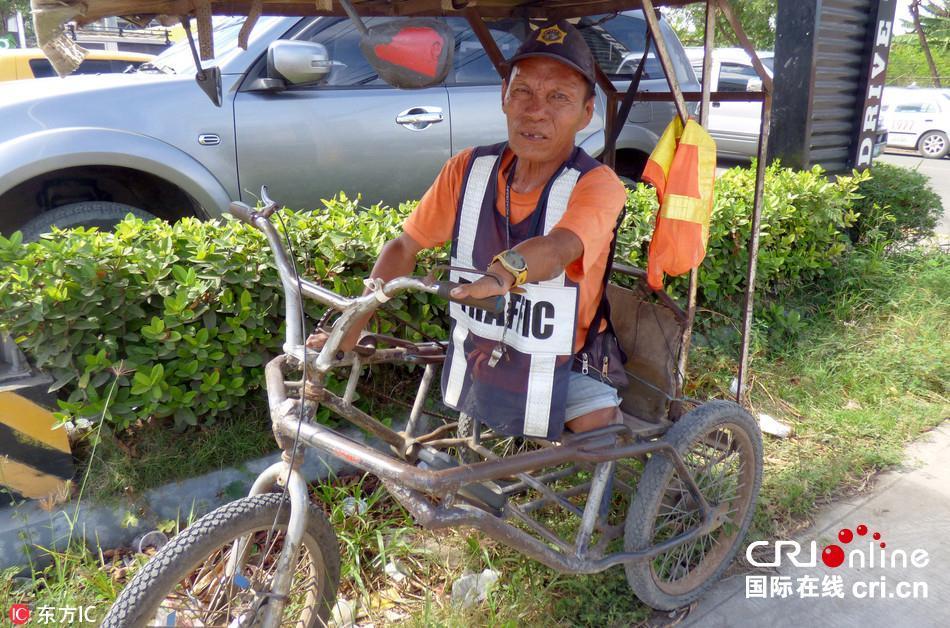 菲律宾一条高速路旁一位58岁无腿交警路边指挥交通 引人侧目