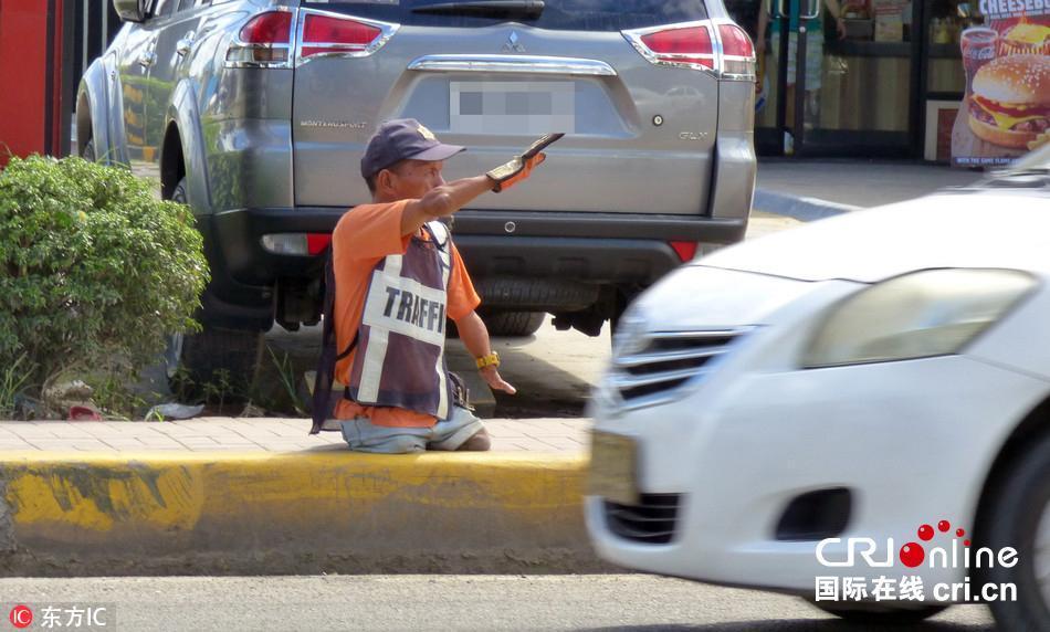 菲律宾一条高速路旁一位58岁无腿交警路边指挥交通 引人侧目