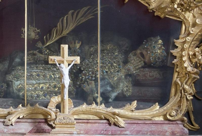 德国金碧辉煌的修道院 近曝光院内保存2具堪称“史上最奢华”的骷髅