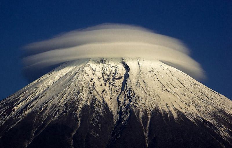 盘点日本富士山 阿拉斯加山脉形状飞碟 奇特的碟状云 神奇荚状云