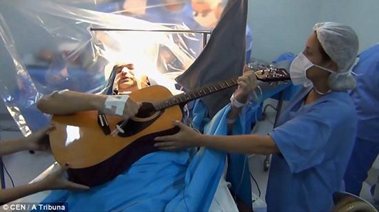 巴西一名男子切除脑瘤手术时用吉他弹奏流行歌曲 跟妻子通电话