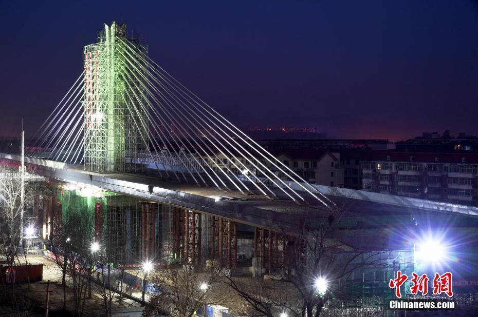 石家庄和平路高架桥 刷新世界最长单球铰转体高架桥完成转体
