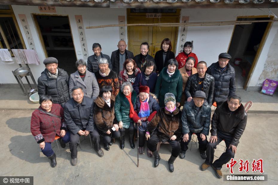 四川彭山老寿星105岁老人全家共96口人 家人携手一起理发求福运