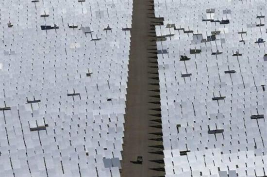 世界最大的太阳能发电站成死亡禁区 烤焦飞鸟 上空热量537℃