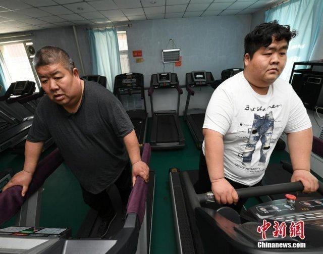 53岁父亲29岁儿子体重共余700斤父子 应聘因胖遭拒千里减肥