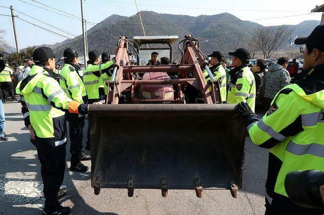 韩国星州居民开挖掘机驶向星州高尔夫球场 冲向萨德部署地