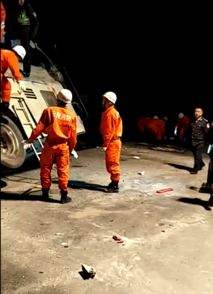 云南大巴车与货车相撞侧翻路边10死38伤