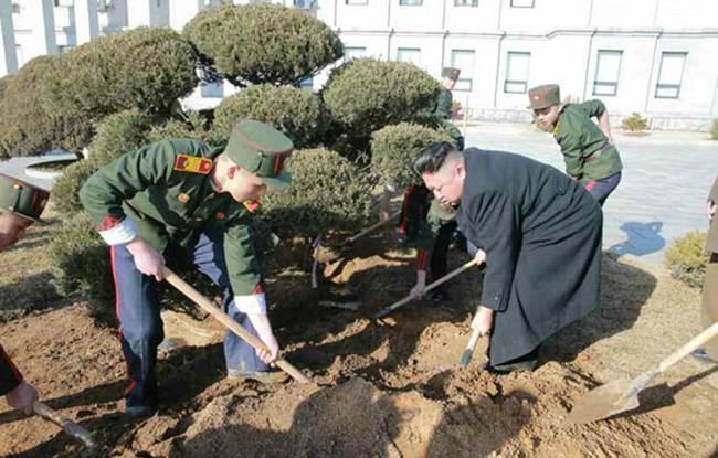 金正恩视察 万景台革命学院 亲自植树 妻子李雪主陪同