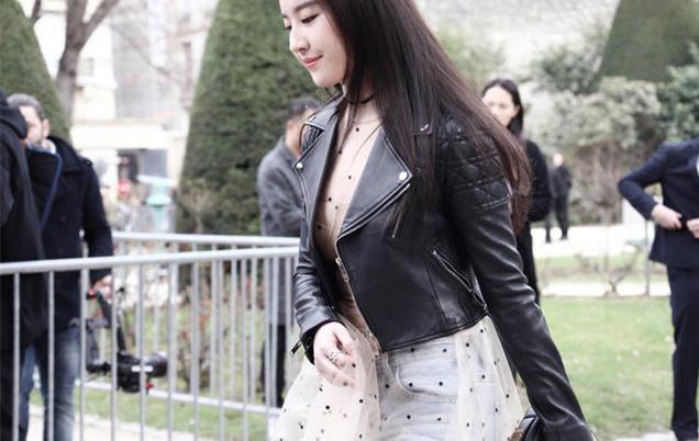 刘亦菲参加米兰时装周 身穿透视长裙搭配黑色皮衣 仙气十足