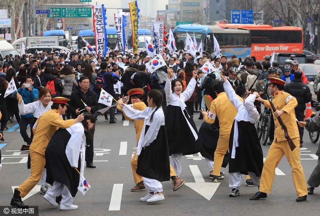 韩国首尔三·一独立运动纪念日当天活动家扮二战日本士兵 重现当时场景