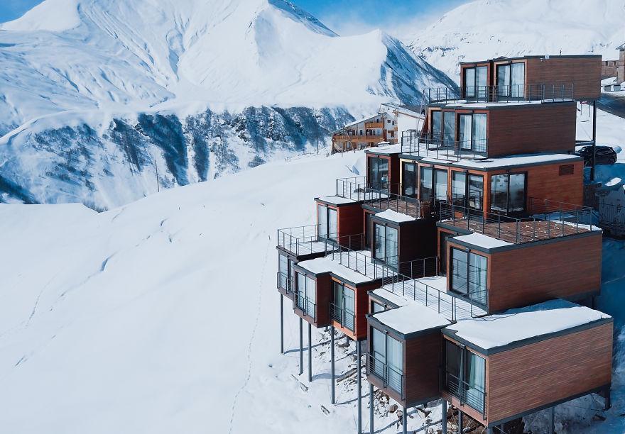格鲁吉亚地区海拔2200米有栋 极有创意集装箱酒店 与风光融为一体