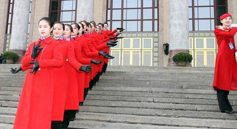 第十二届五次会议 两会女服务员拍照摆千手观音造型引关注