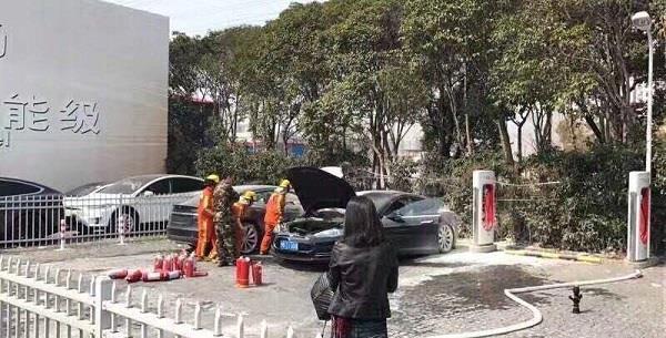 特斯拉上海金桥超级充电站 一特斯拉 Model S车充电起火