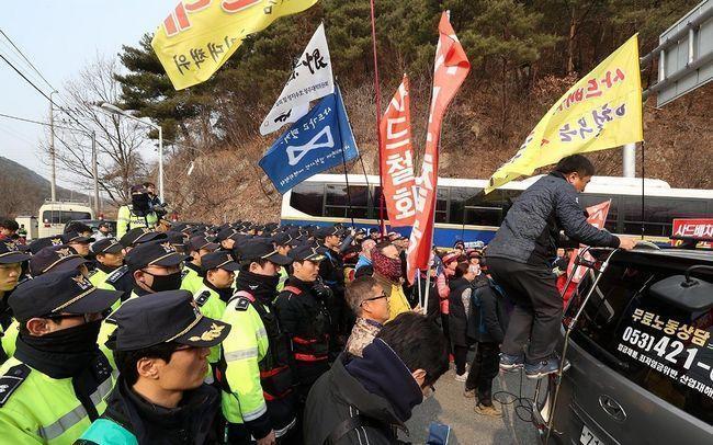 韩国星州居民开挖掘机驶向星州高尔夫球场 冲向萨德部署地