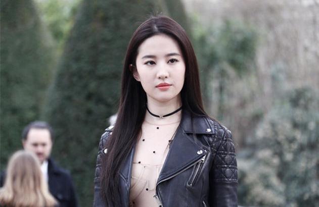 刘亦菲参加米兰时装周 身穿透视长裙搭配黑色皮衣 仙气十足