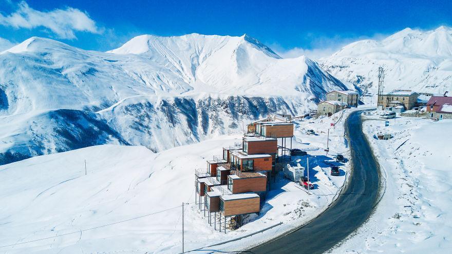 格鲁吉亚地区海拔2200米有栋 极有创意集装箱酒店 与风光融为一体