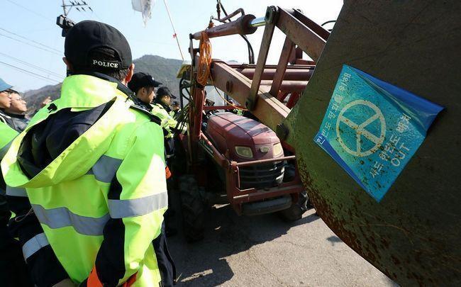 韩国星州居民开挖掘机驶向星州高尔夫球场 冲向萨德部署地