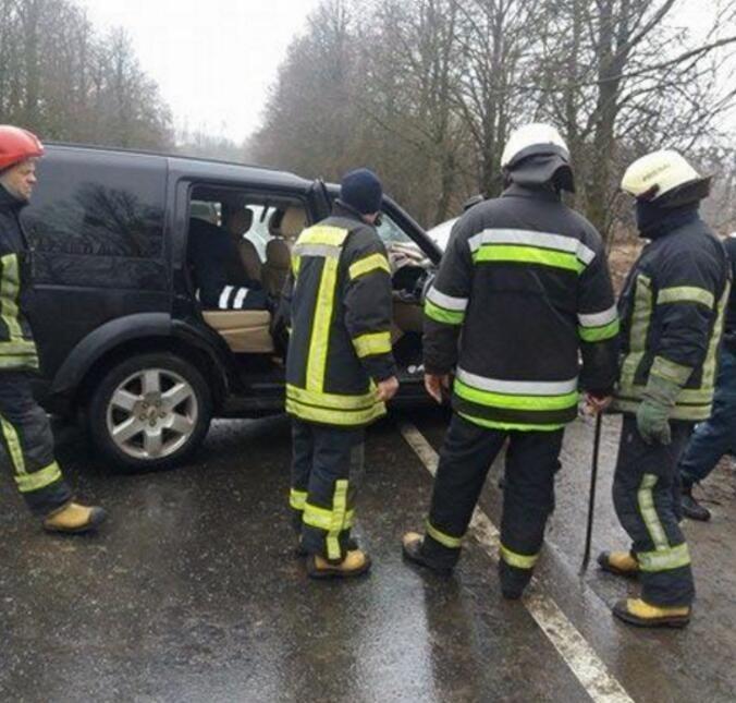 路虎SUV车主 捡手机失控 冲上碰撞欧宝赛飞利 场面十分惊险