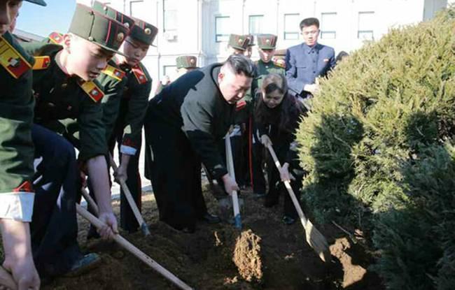 金正恩视察 万景台革命学院 亲自植树 妻子李雪主陪同