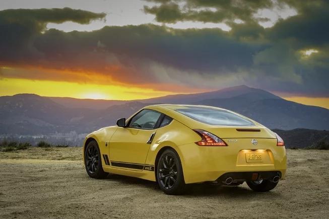 日产近日发布了370Z Heritage Edition特别版车型的官图