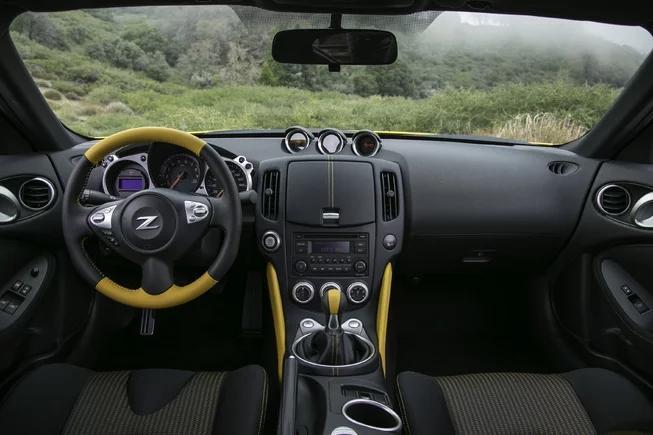 日产近日发布了370Z Heritage Edition特别版车型的官图