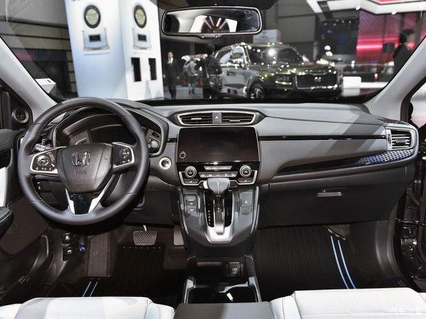 2017上海车展上东风本田正式发布了CR-V锐·混动车型 配备有四驱系统