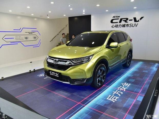 2017上海车展上东风本田正式发布了CR-V锐·混动车型 配备有四驱系统