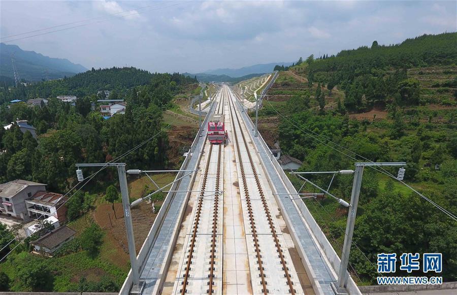 我国首条穿越秦岭山脉的高速铁路 西成客运专线