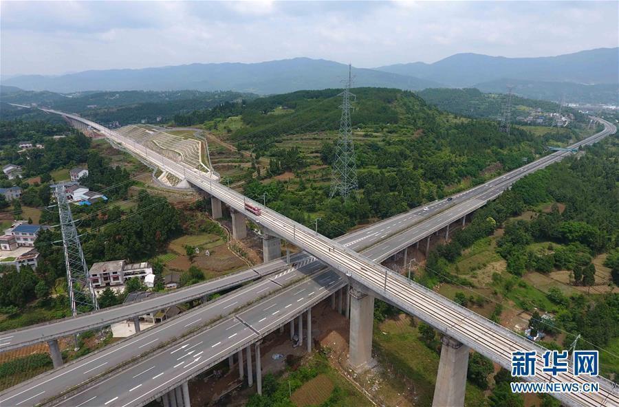 我国首条穿越秦岭山脉的高速铁路 西成客运专线