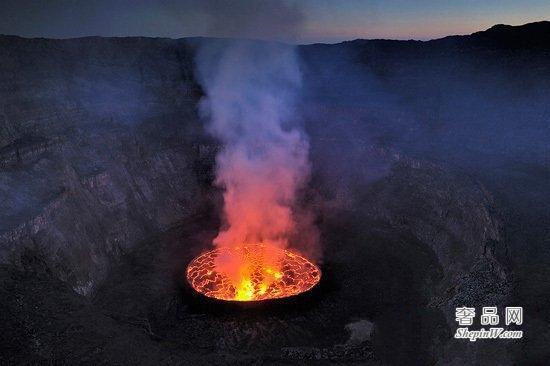 世界上最大的熔岩湖 尼拉贡戈火山坑《魔鬼的高炉》火山口最大直径2千米