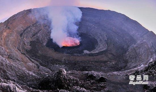 世界上最大的熔岩湖 尼拉贡戈火山坑《魔鬼的高炉》火山口最大直径2千米