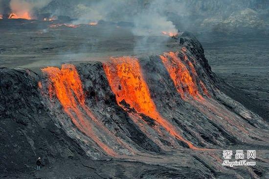 世界上最大的熔岩湖 尼拉贡戈火山坑《魔鬼的高炉》火山口最大直径2千米