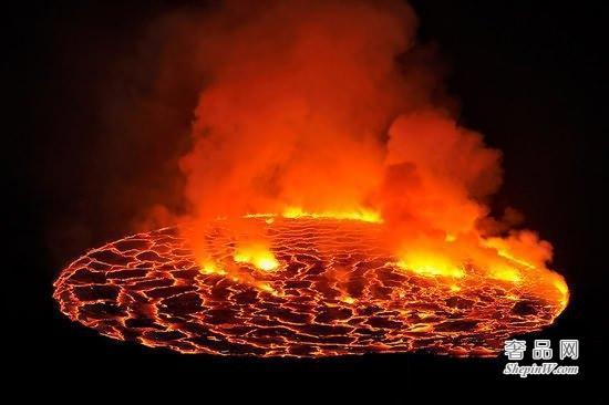 世界上最大的熔岩湖 尼拉贡戈火山坑《魔鬼的高炉》火山口最大直径2千米