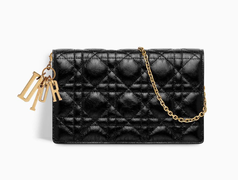 Lady Dior黑色藤格纹褶皱小牛皮Wallet on Chain皮夹，搭配D.I.O.R吊饰