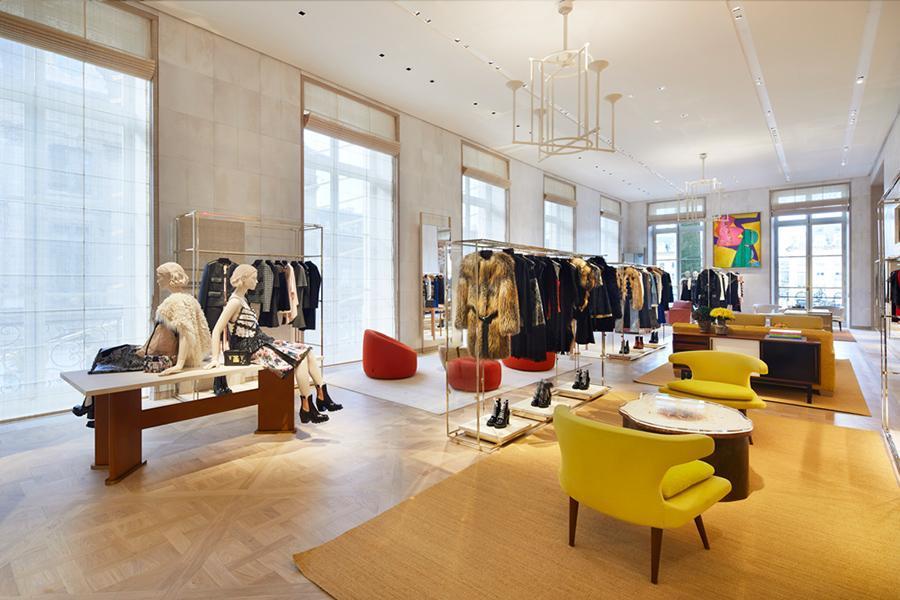 Louis Vuitton在160年前作坊旧址开出旗舰店、在古城堡外办了场穿越时空的发布会