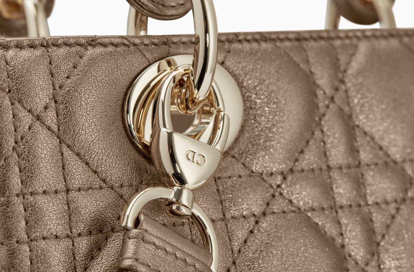 迪奥包包价格和图片 Lady Dior黑金色金属光泽藤格纹粒面触感小牛皮手提包