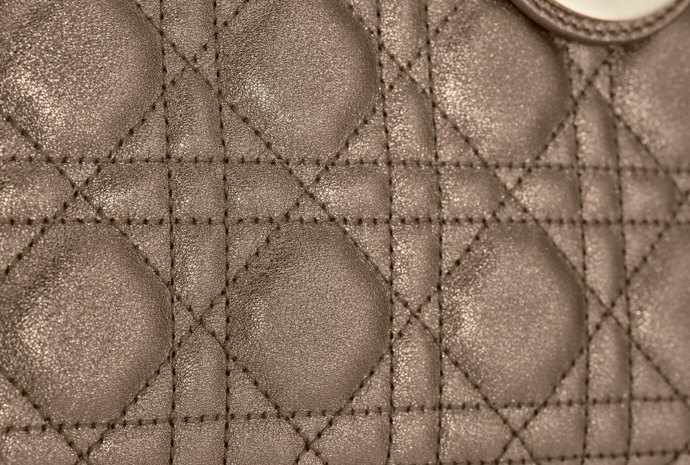 迪奥包包价格和图片 Lady Dior黑金色金属光泽藤格纹粒面触感小牛皮手提包