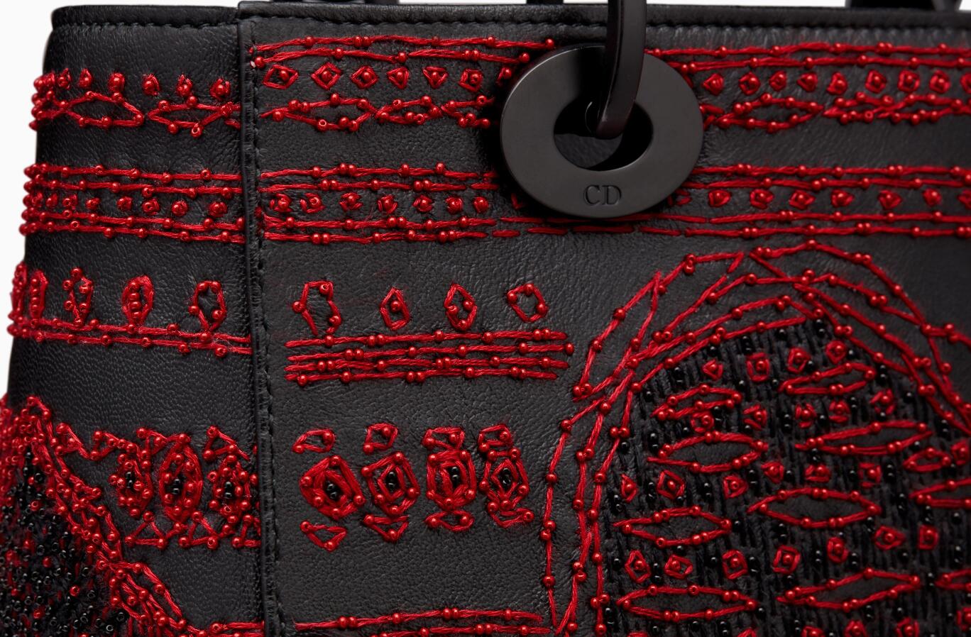 迪奥dior戴妃包 Lady Dior黑色光滑小牛皮柔软手提包 缀红黑色圆珠 卡牌图案刺绣