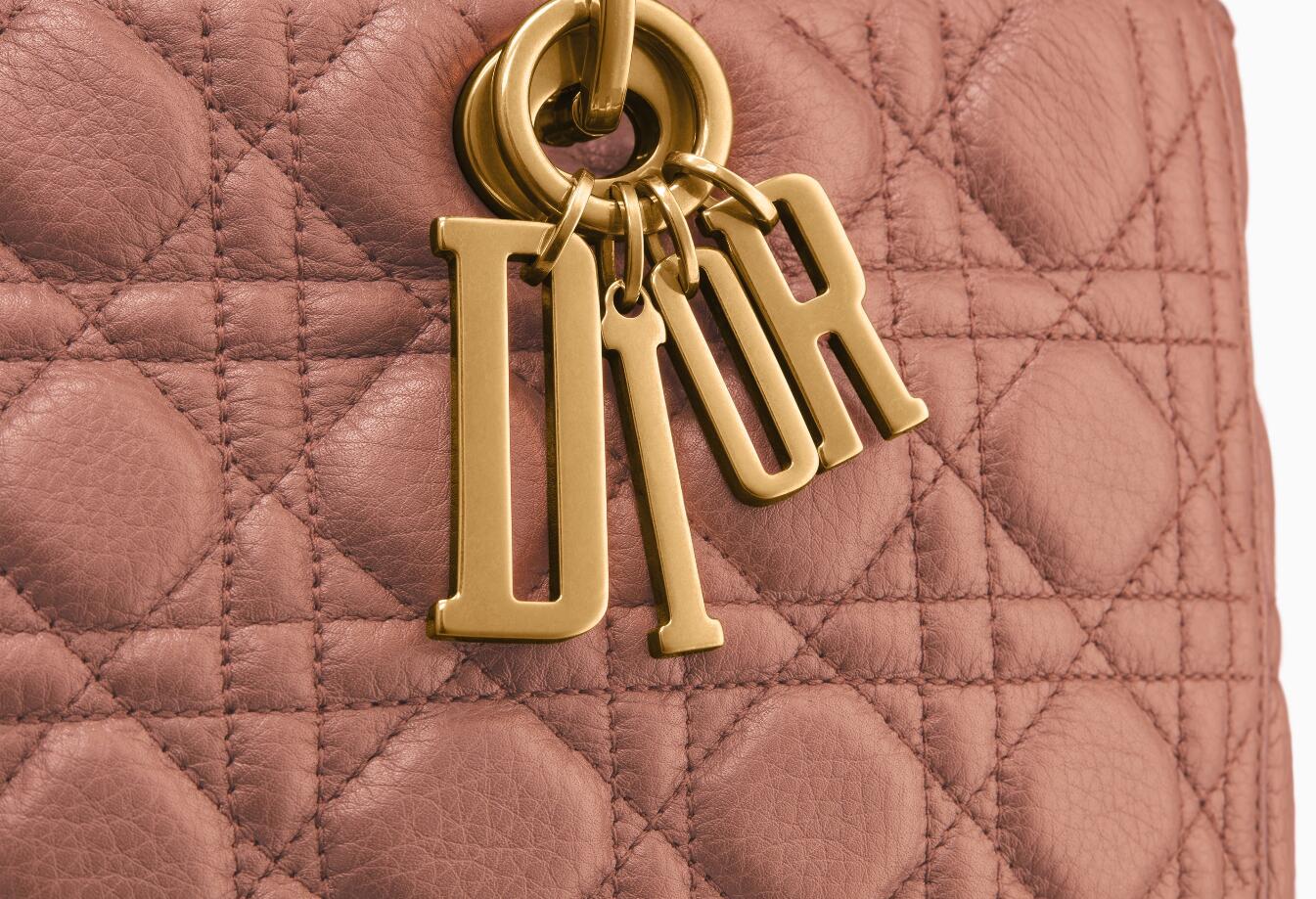 迪奥dior戴妃包 Lady Dior 榛果粉红色藤格纹粒面触感小牛皮大手提包