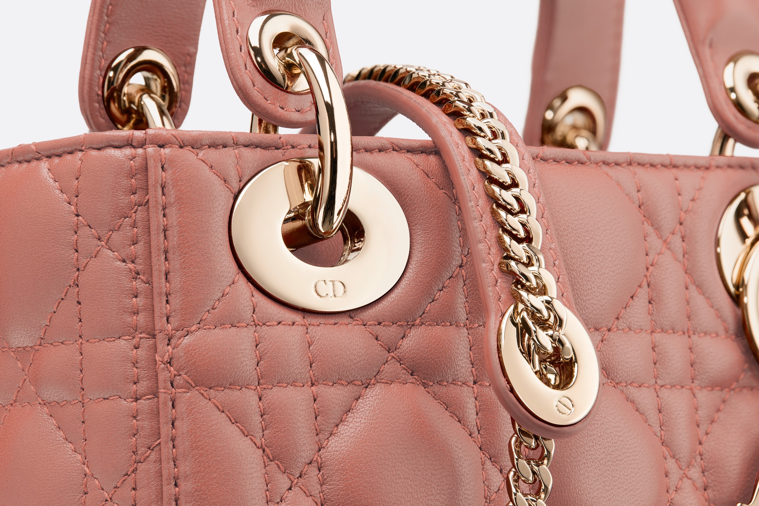 dior包包官网价格 迪奥Lady Dior榛果粉红色藤格纹小羊皮袖珍手提包