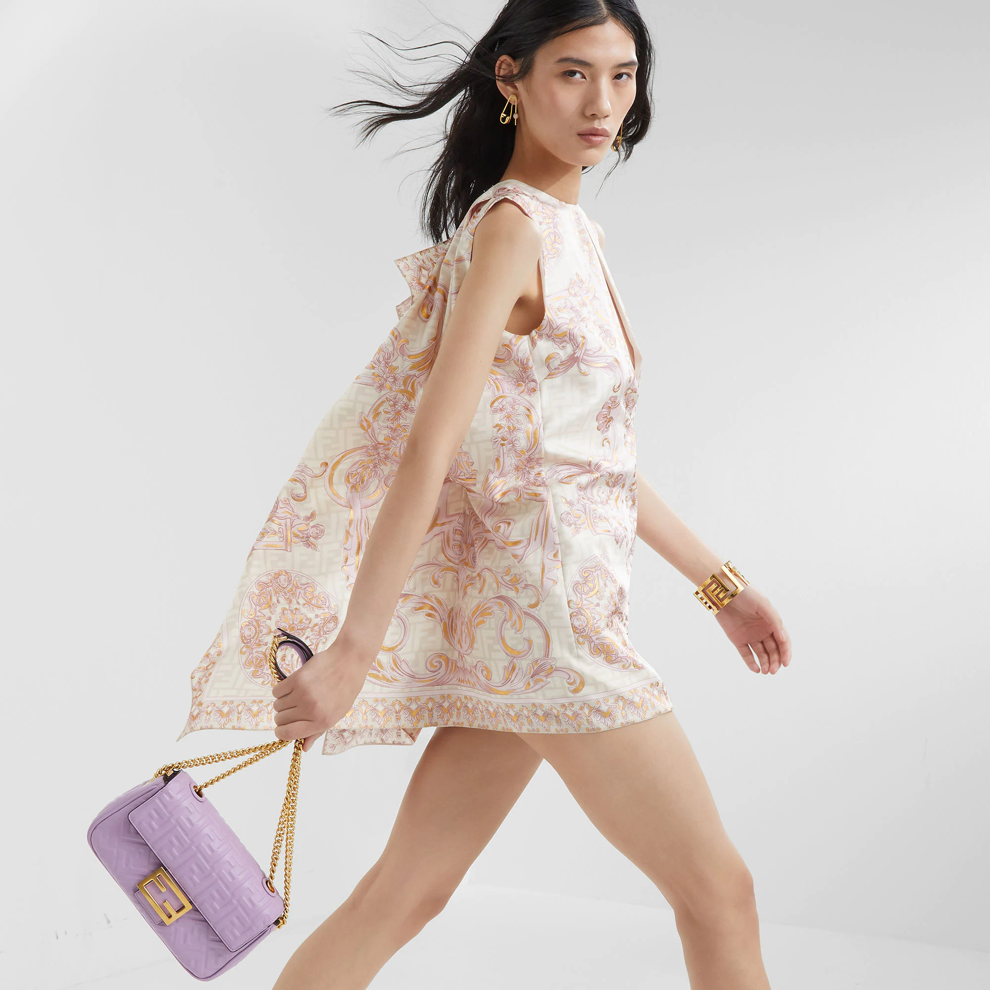 芬迪包包中国官网价格 Fendi Iconic Baguette 中长链手袋 淡紫色纳帕皮革
