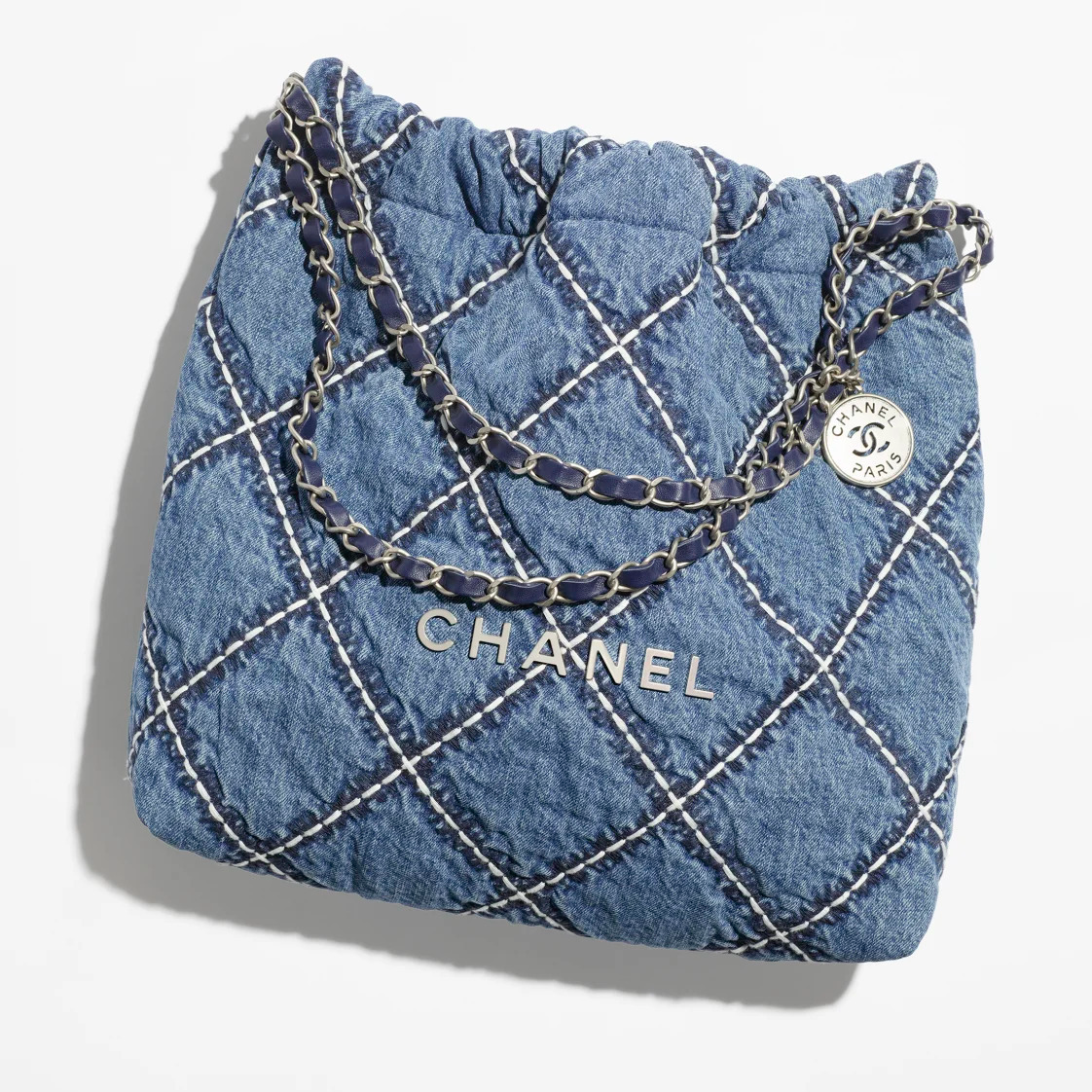 CHANEL香奈儿包包官方网站最新款式价格 22 小号手袋 蓝色绗缝丹宁